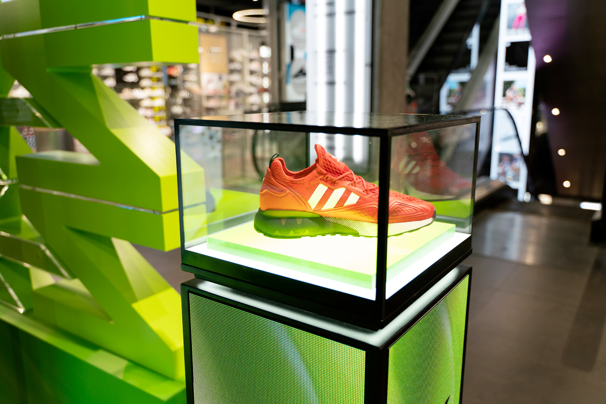 paris digital plinth